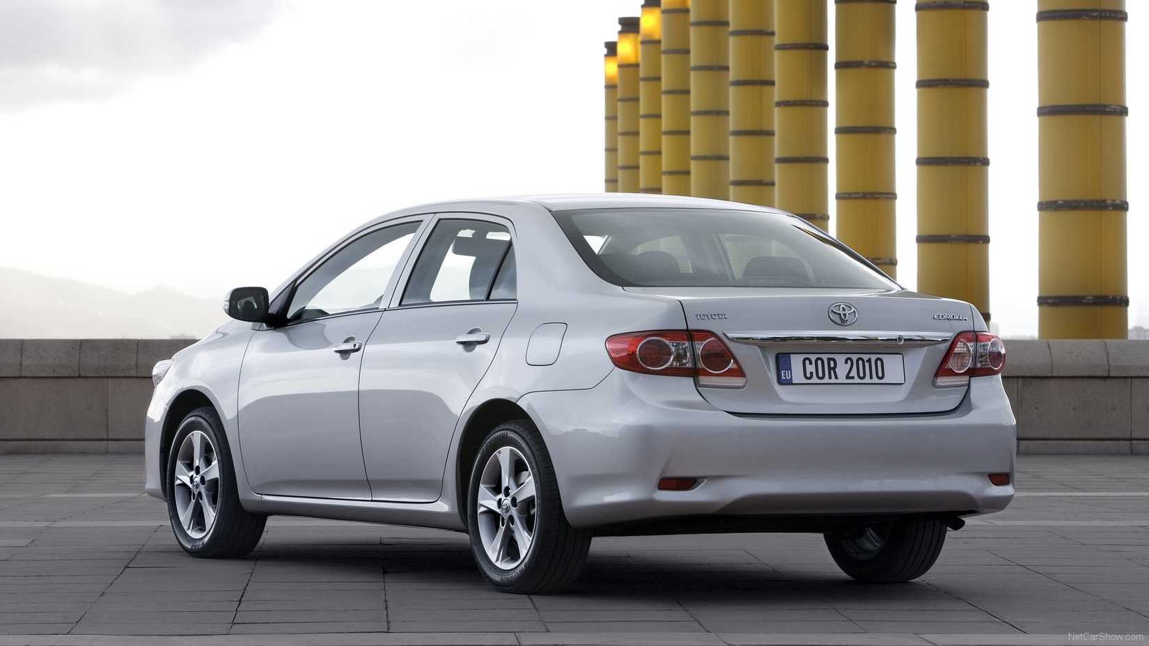 Toyota-Corolla-2010-Rear_Three-Quarter