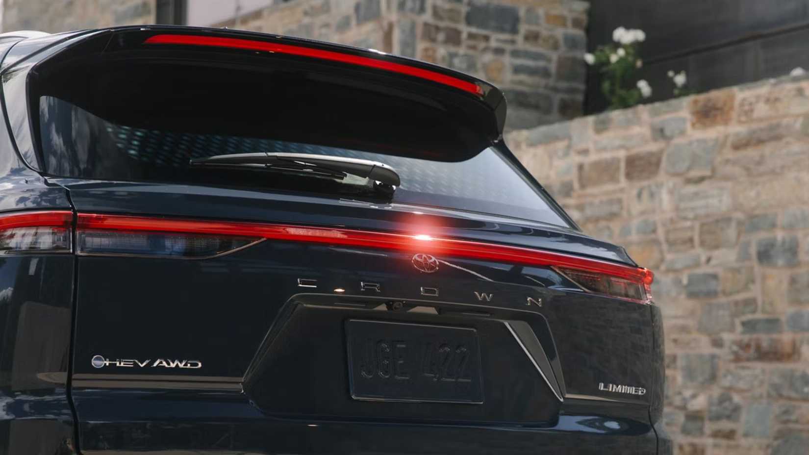 Grande plano traseiro do Toyota Crown Signia 2026 mostrando emblemas e luz traseira