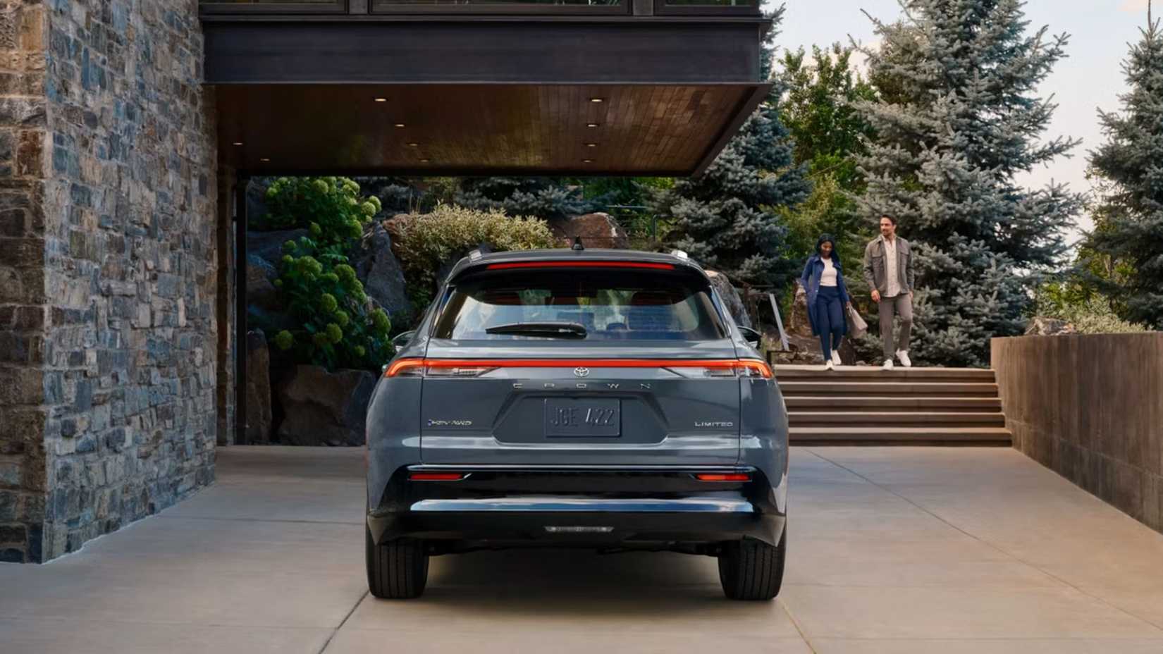 Foto traseira do Toyota Crown Signia 2026 estacionada em frente à casa