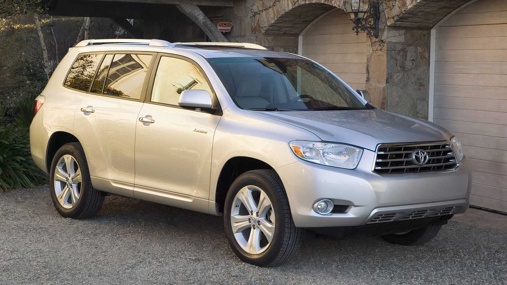 Front 3/4 view of a 2008 Toyota Highlander