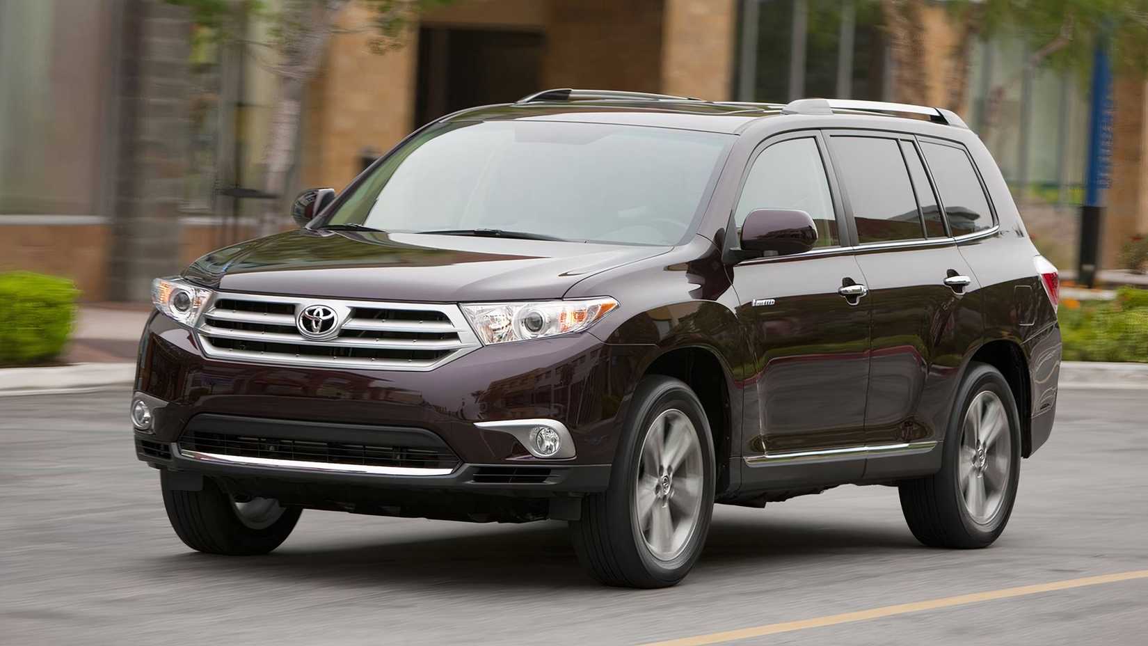 Front 3/4 view of a 2011 Toyota Highlander