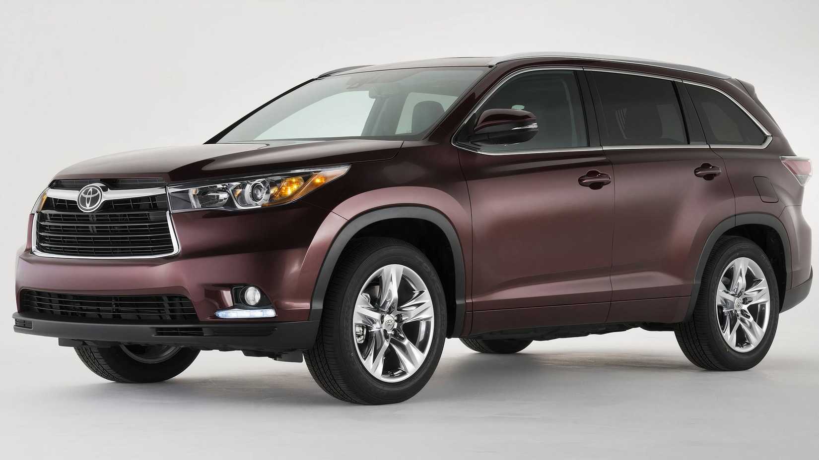 Front 3/4 view of a 2014 Toyota Highlander