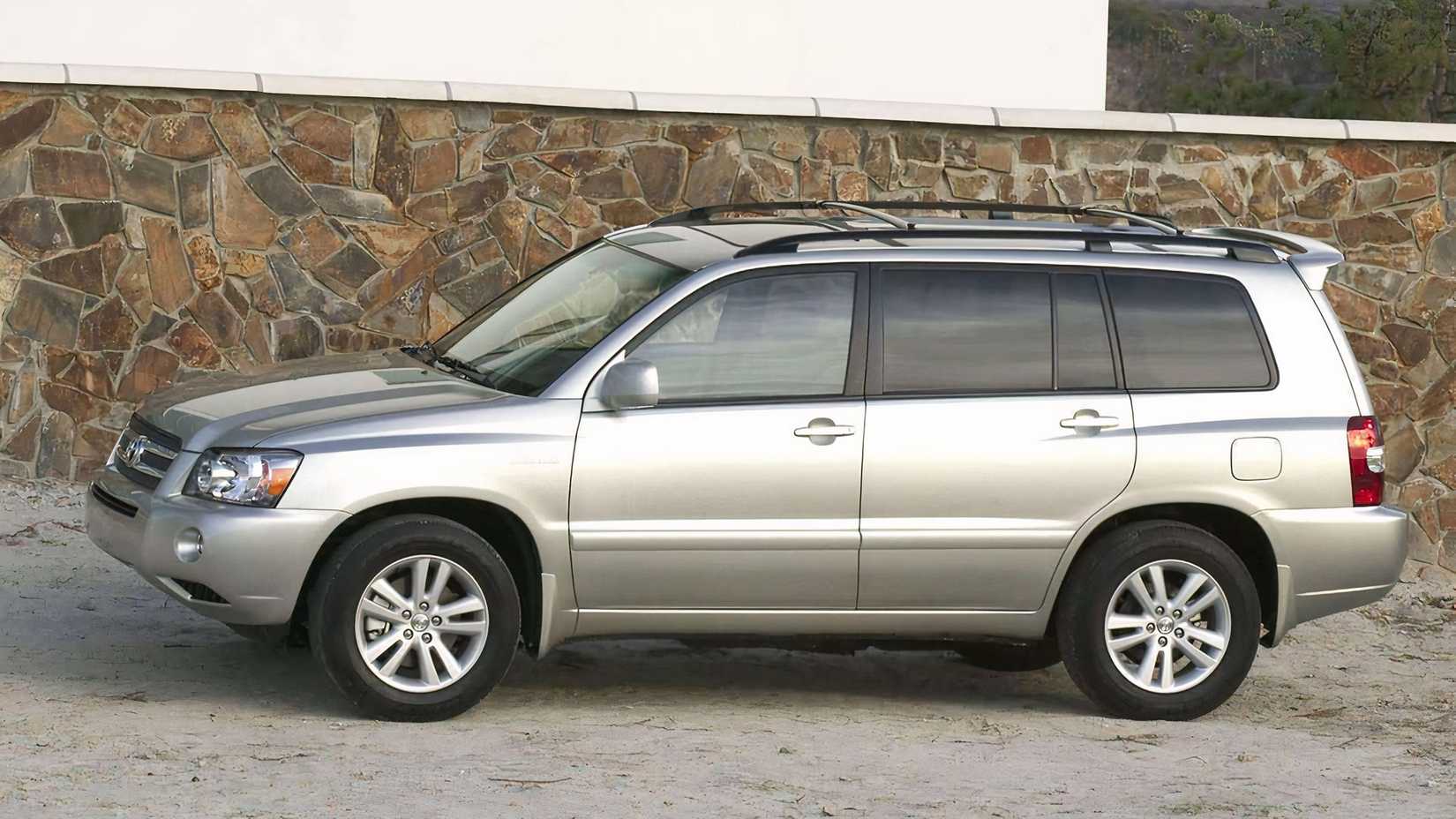 Side profile of a 2005 Toyota Highlander Hybrid