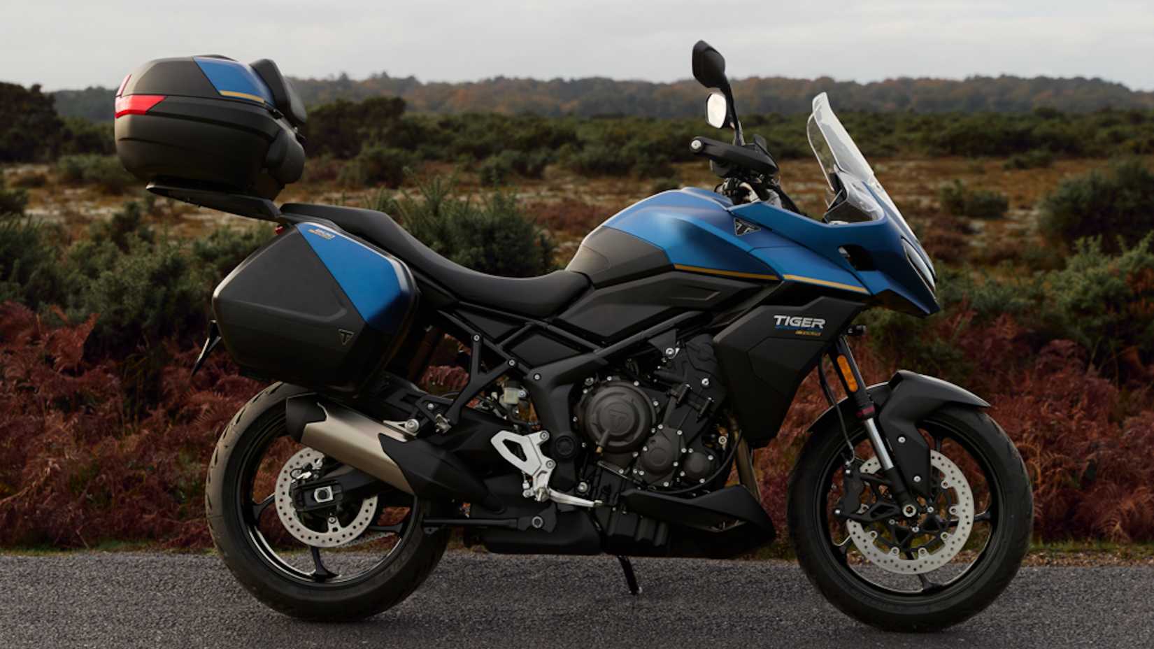 Uma Triumph Tiger Sport 800 Tour estacionada no descanso lateral