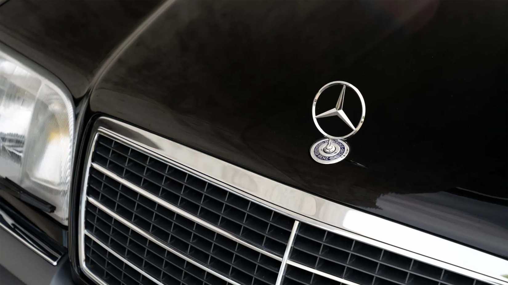 Mercedes-Benz W140 badge close-up