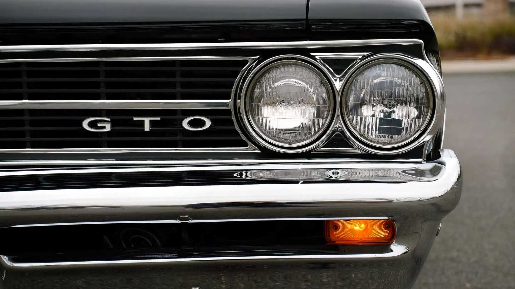 Foto em close da frente do Pontiac Tempest GTO 1964