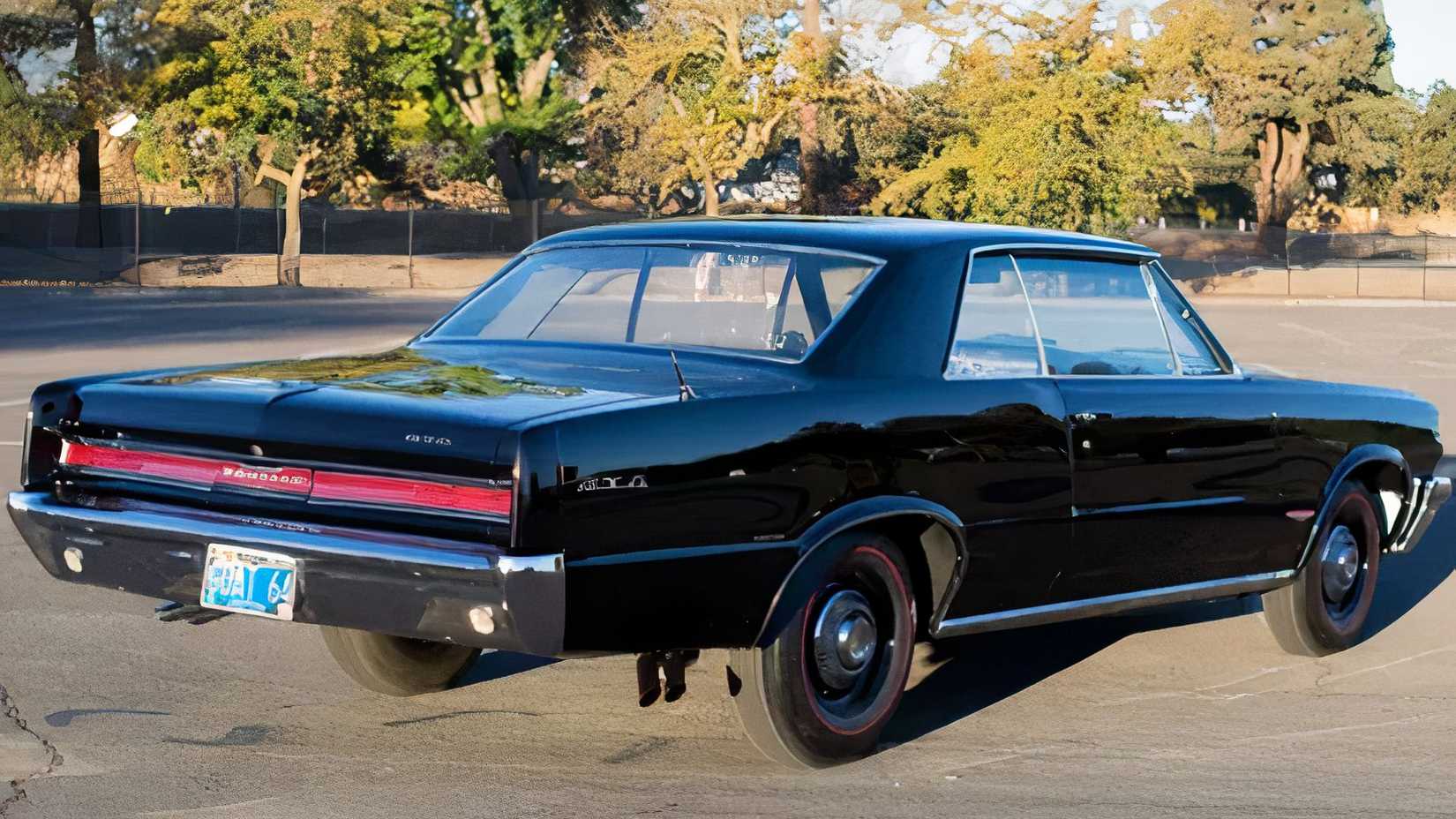 Vista traseira 3/4 do Pontiac Tempest GTO 1964