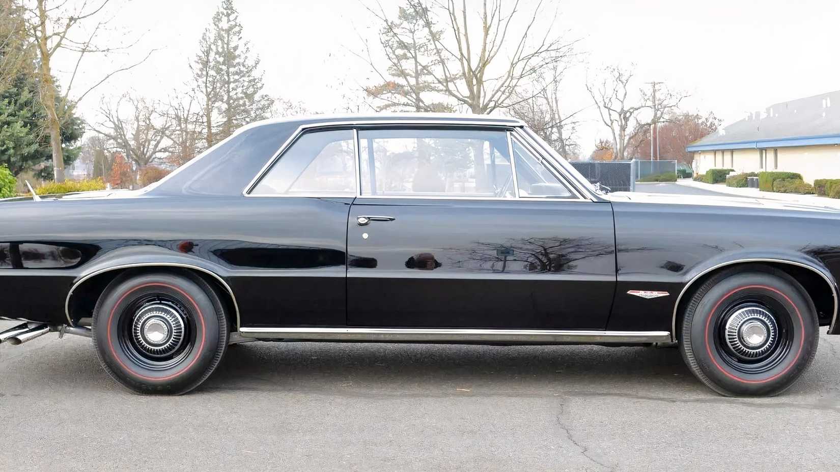 Vista lateral do Pontiac Tempest GTO 1964