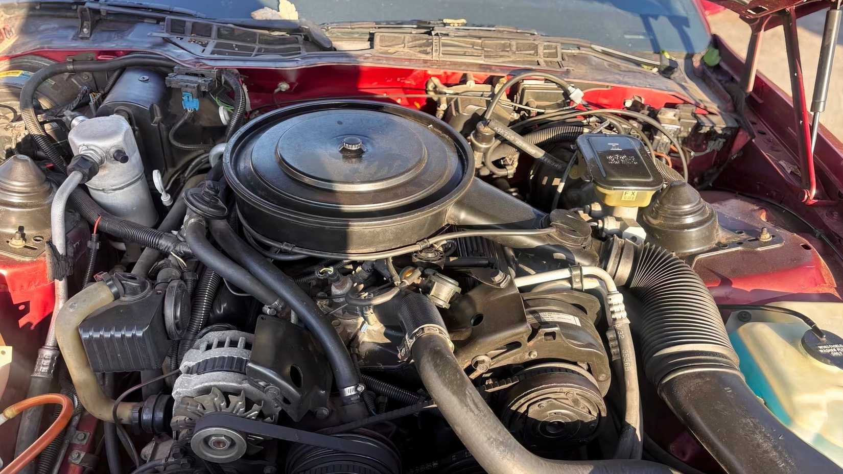 Vista do motor Pontiac Firebird Trans Am 1987