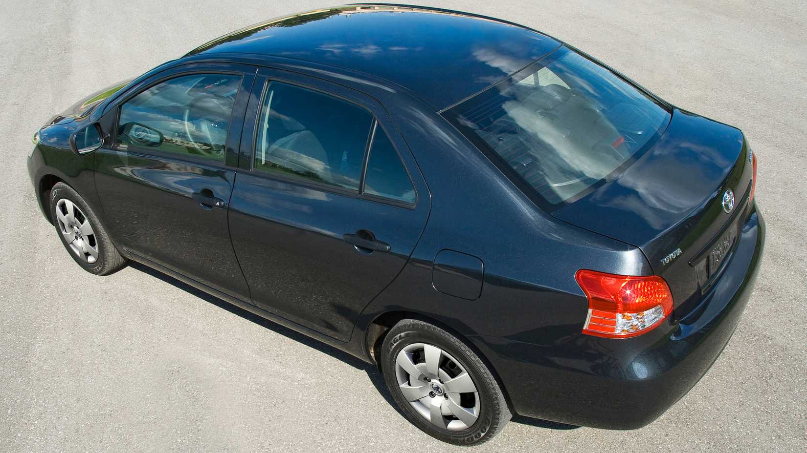 2012 Toyota Yaris Sedan_2