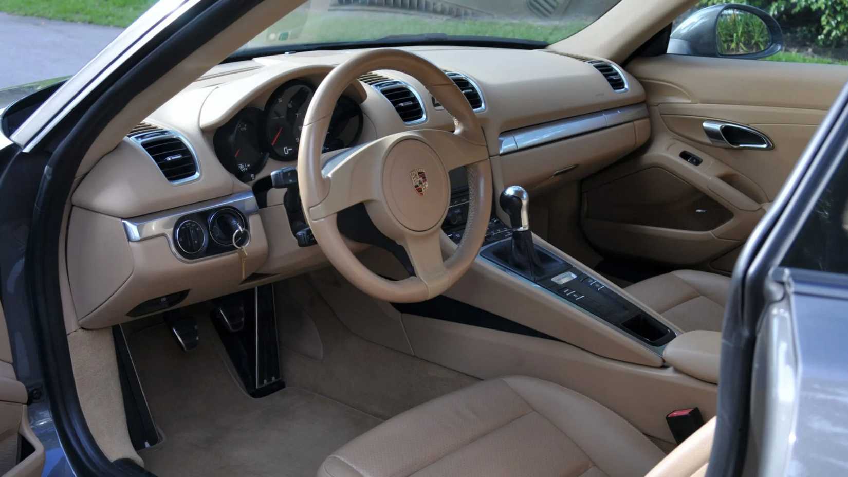 Interior do Porsche Cayman 2014
