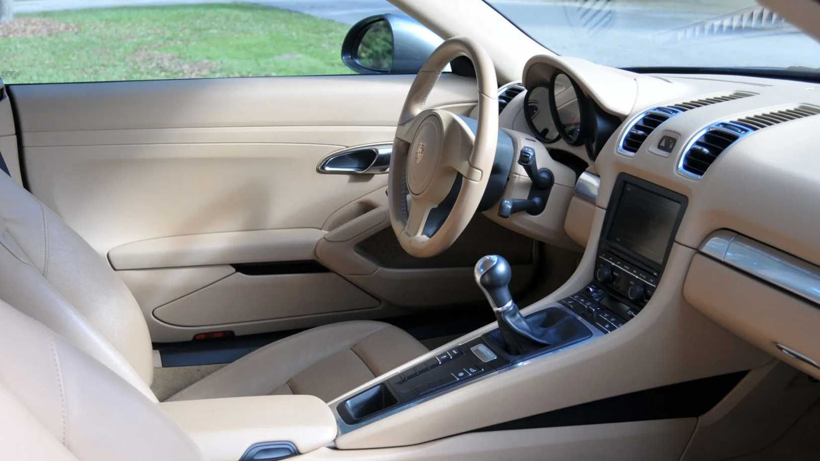 Interior do Porsche Cayman 2014