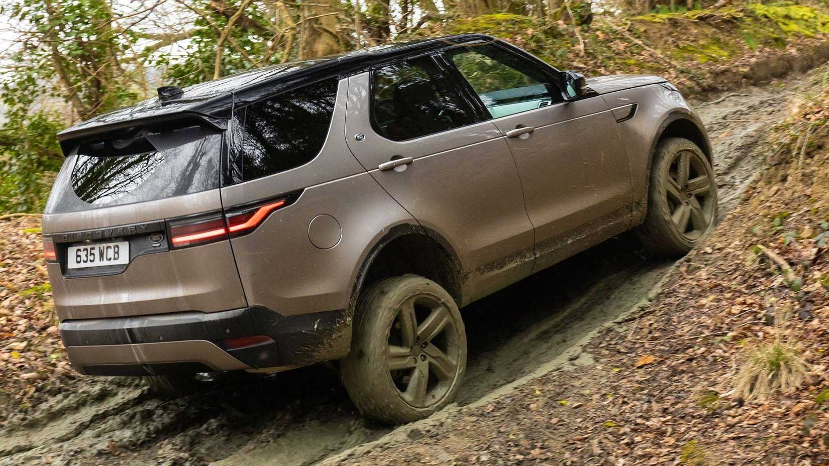 Vista traseira off-road do terceiro quarto do Land Rover Discovery 2025