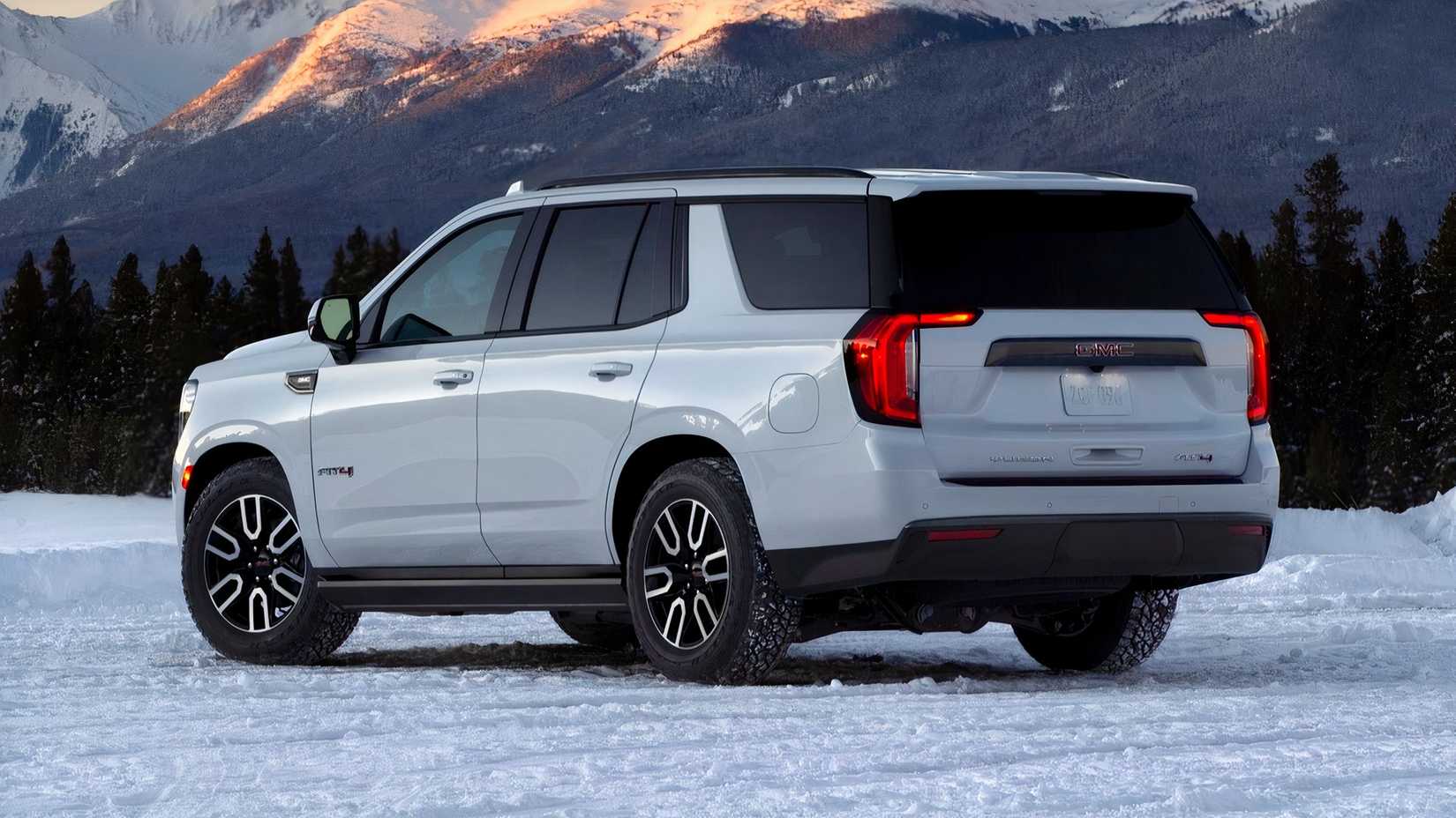 2021 GMC Yukon rear-quarter