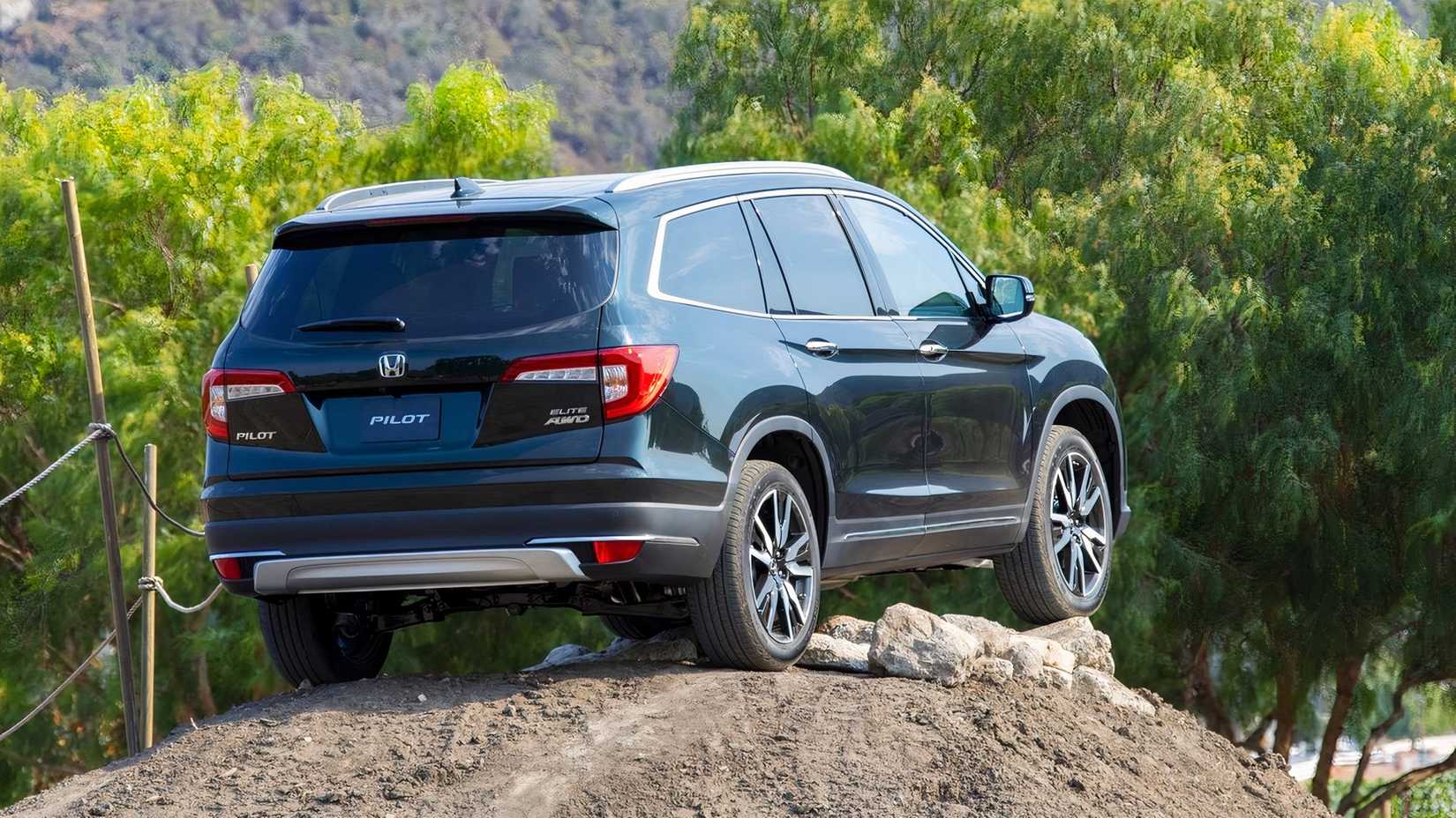 2021 Honda Pilot rear-quarter