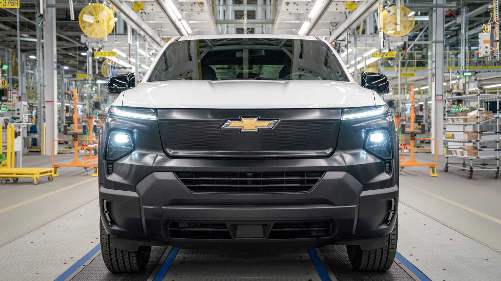 2024-chevrolet-silverado-ev-linha-de-montagem-de-caminhão-de-trabalho