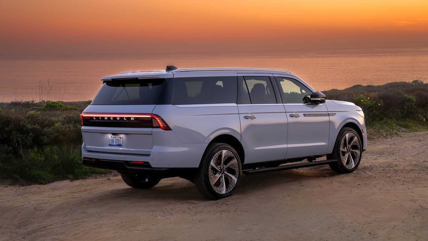 2026 Lincoln Navigator Black Label rear third quarter view