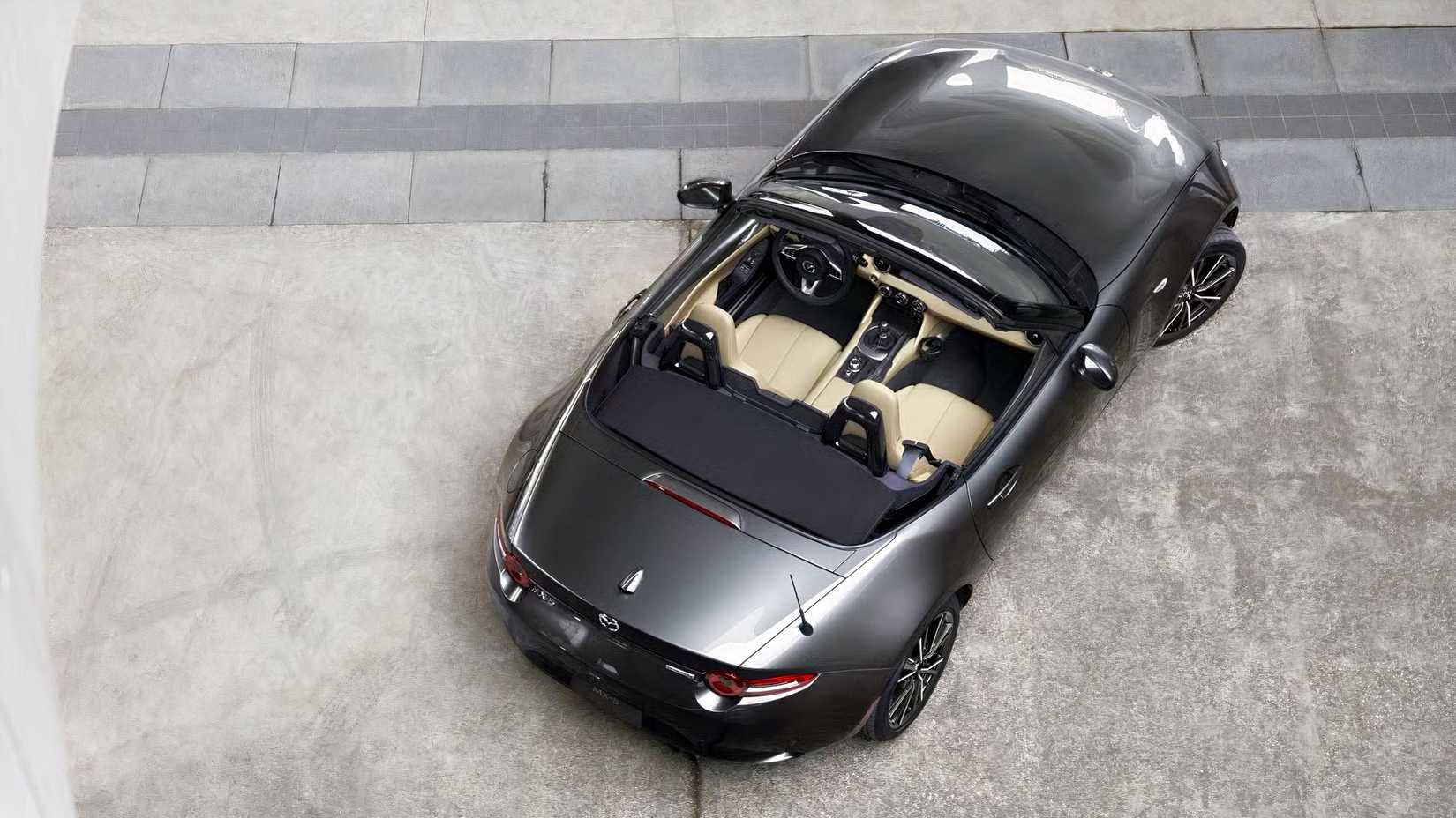 2025 Mazda MX-5 Miata de alto ângulo