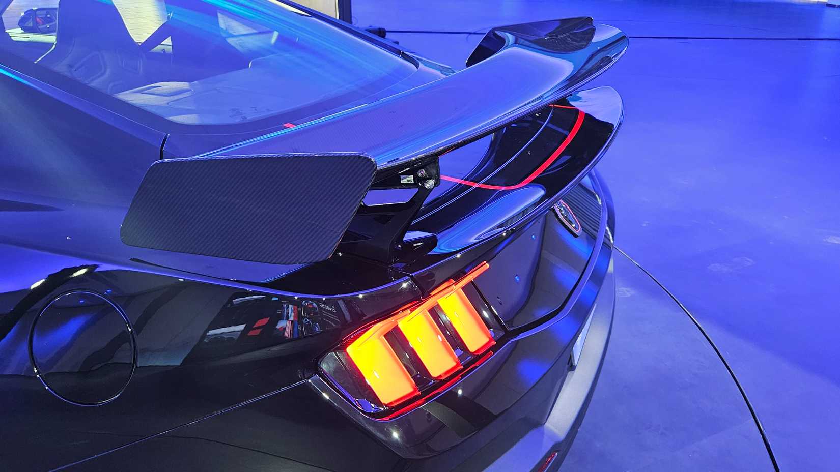 2026-ford-mustang-dark-horse-sc-08