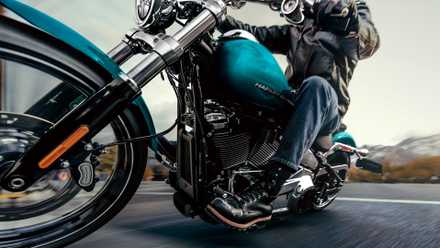 Uma cena de ação da Harley-Davidson Breakout de 2026