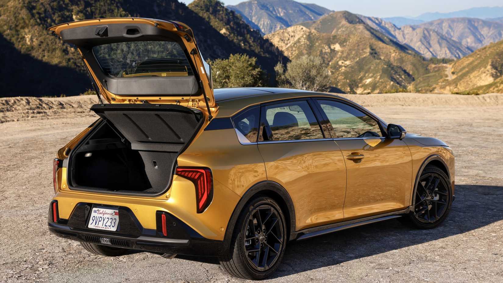 2026 Kia K4 Hatchback open liftgate