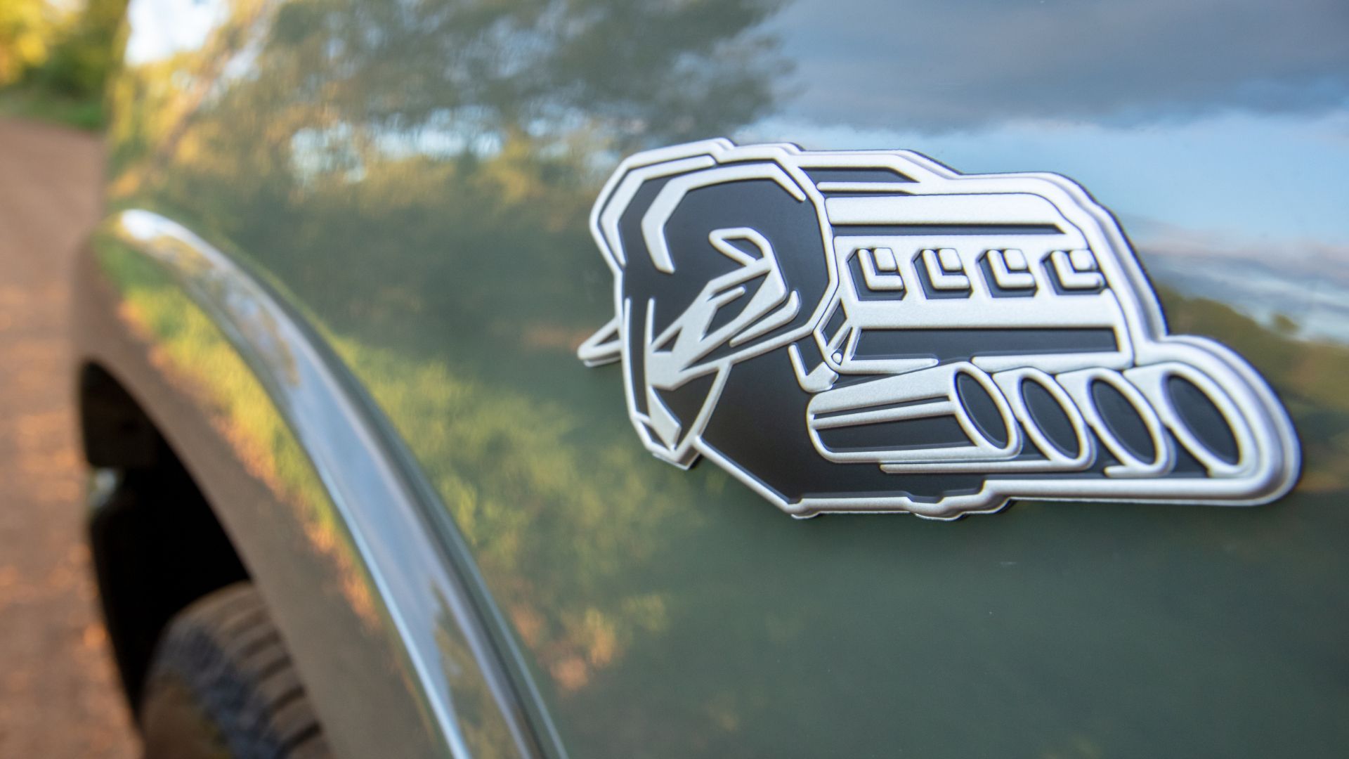 2026-ram-1500-big-horn-57-liter-hemi-v8-etorque-badge