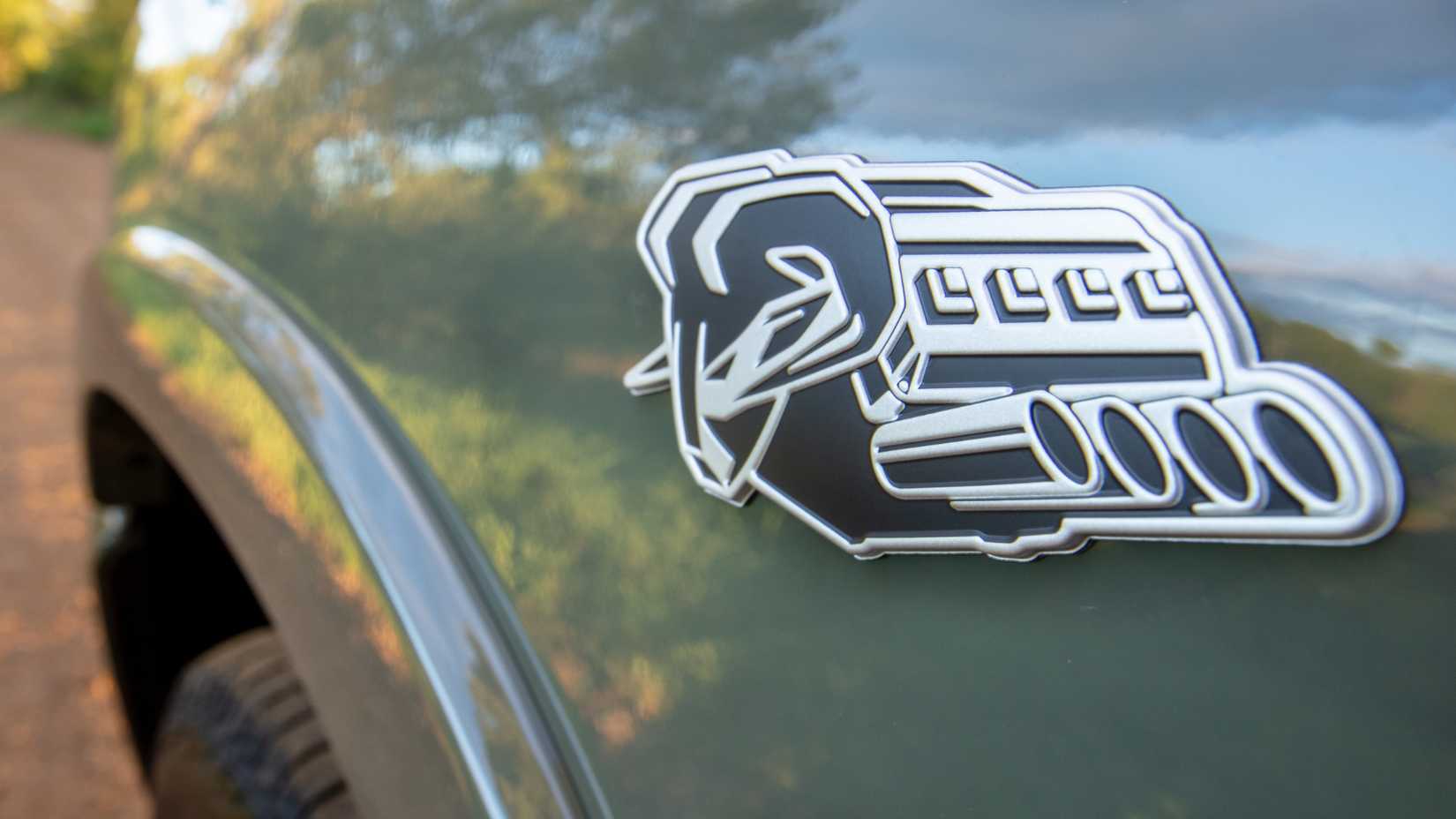 2026-ram-1500-big-horn-57-litro-hemi-v8-etorque-emblema