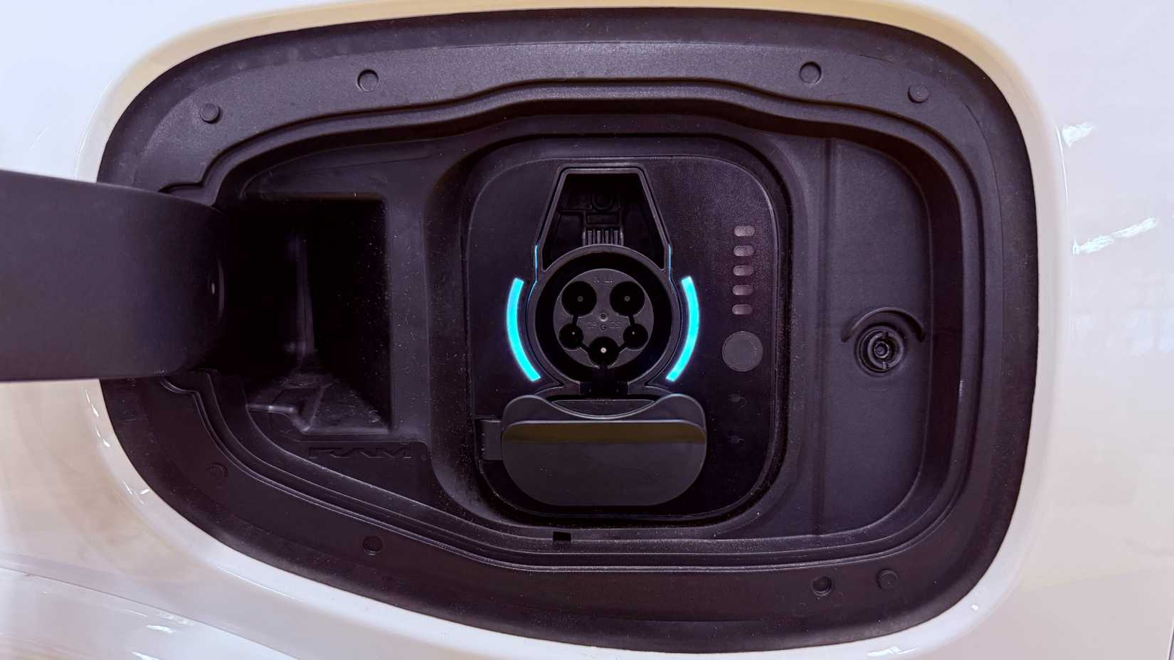 2026-ram-1500-rev-porta de carga de tungstênio