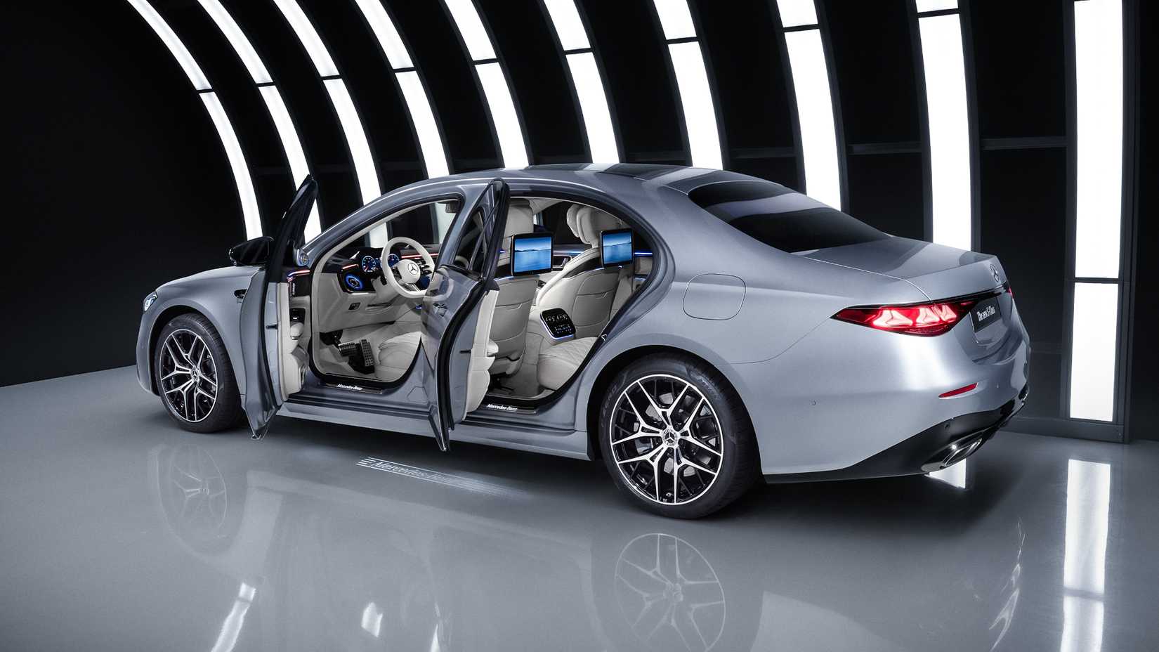 2027-mercedes-benz-s-class-modelo-europeu-mostrado-portas-prateadas-abertas