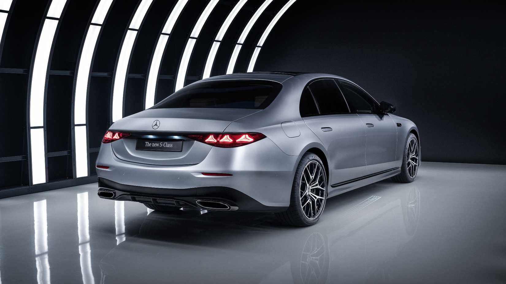2027-mercedes-benz-s-class-modelo-europeu-mostrado-prateado-iluminado