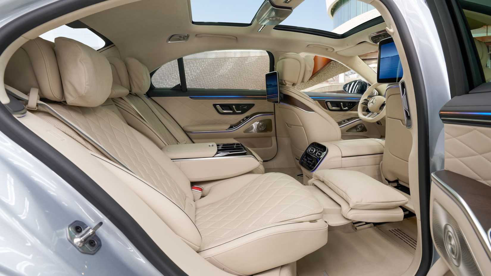 2027-mercedes-benz-s-class-interior-2