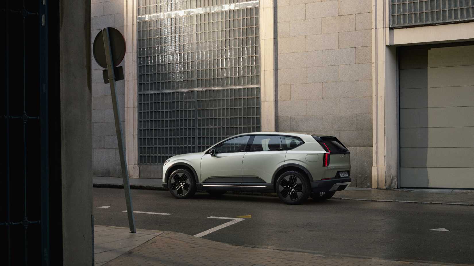 2028-volvo-x60-cross-country-city-street