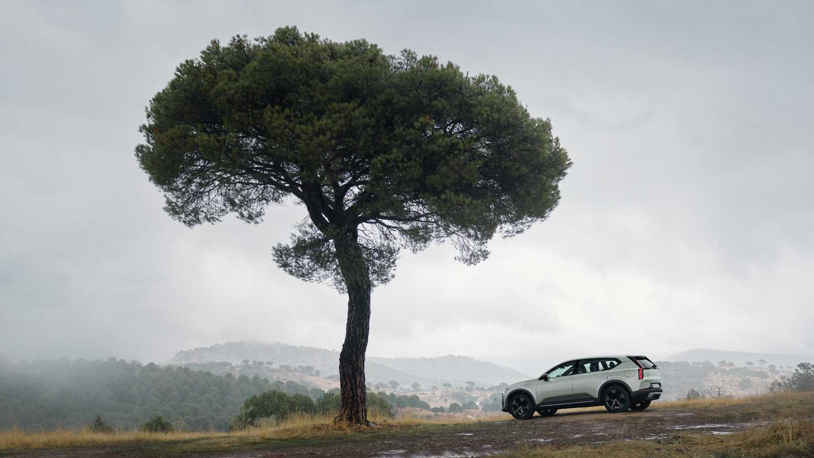 2028-volvo-ex60-cross-country-distant