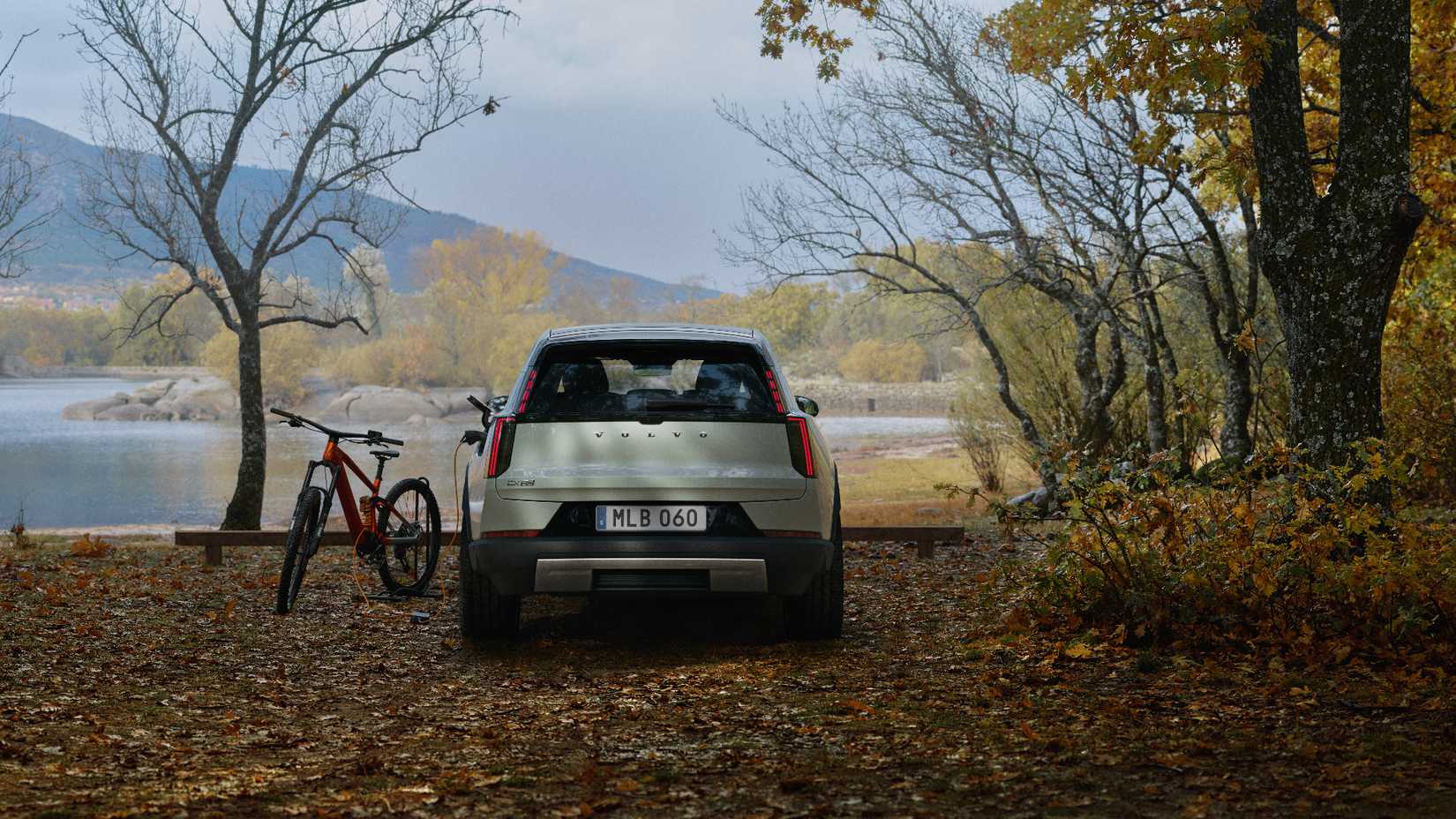 2028-volvo-ex60-cross-country-traseiro