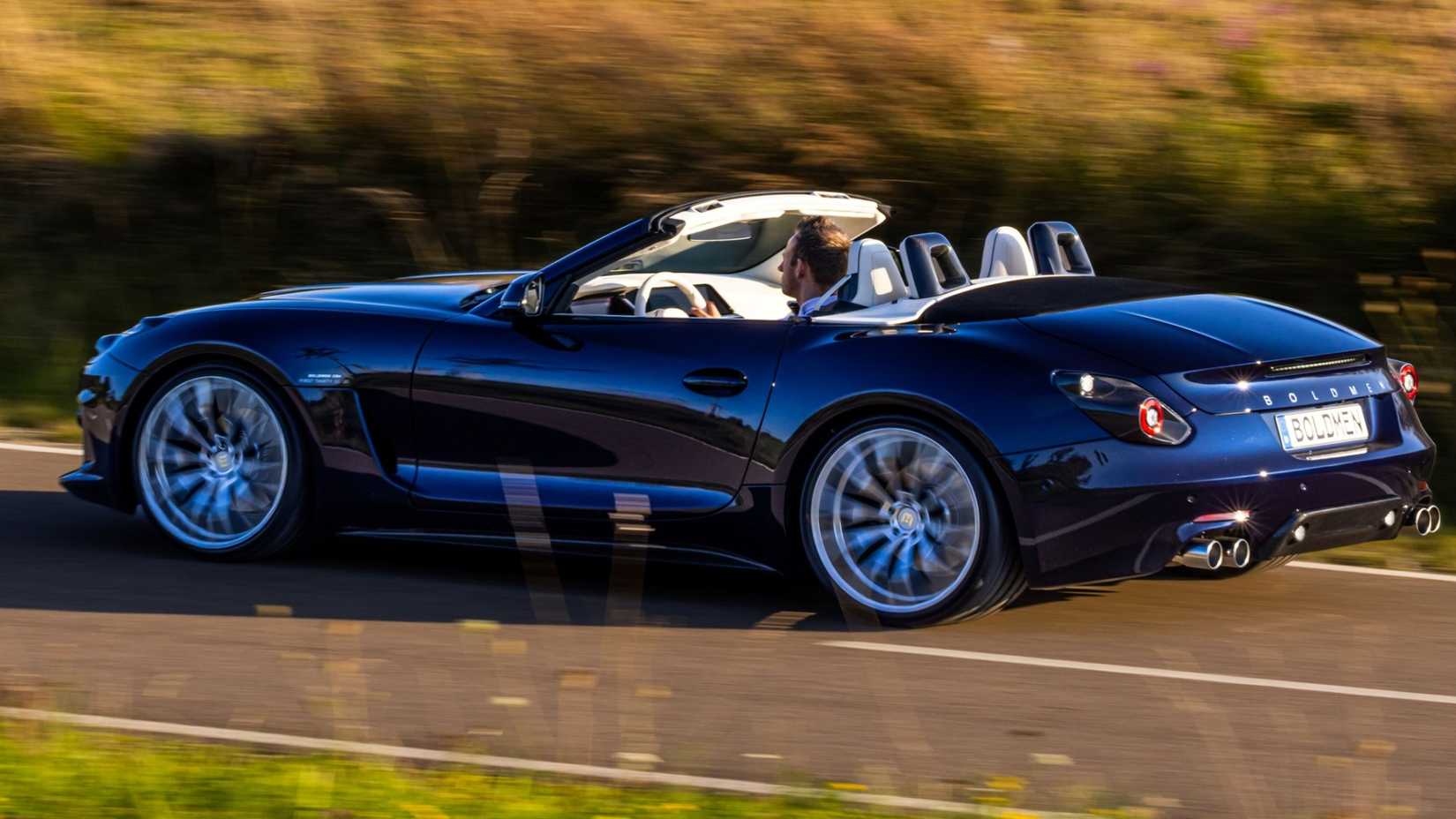 Boldmen CR4 acelerando a visão traseira do terceiro quarto