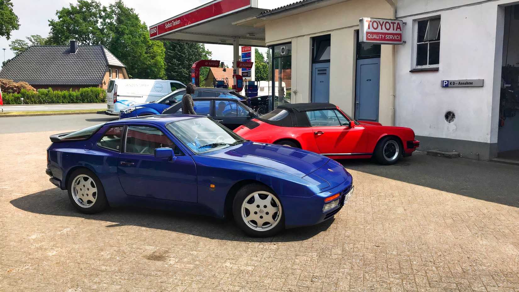 Vista lateral do Porsche 944 3/4