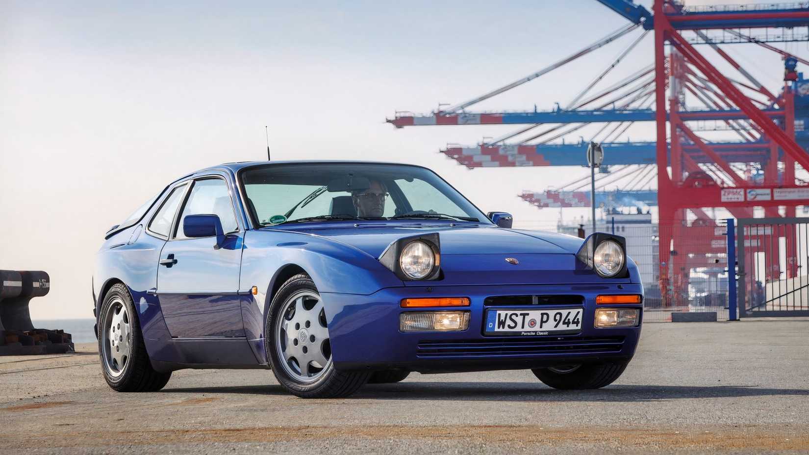 Porsche 944 Front Shot em azul 1/3