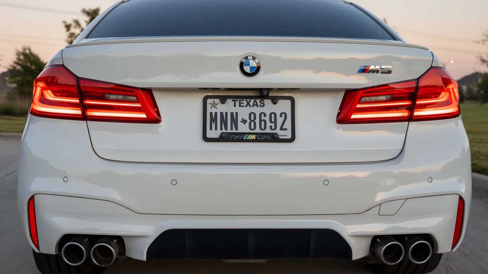 BMW F90 M5 traseira