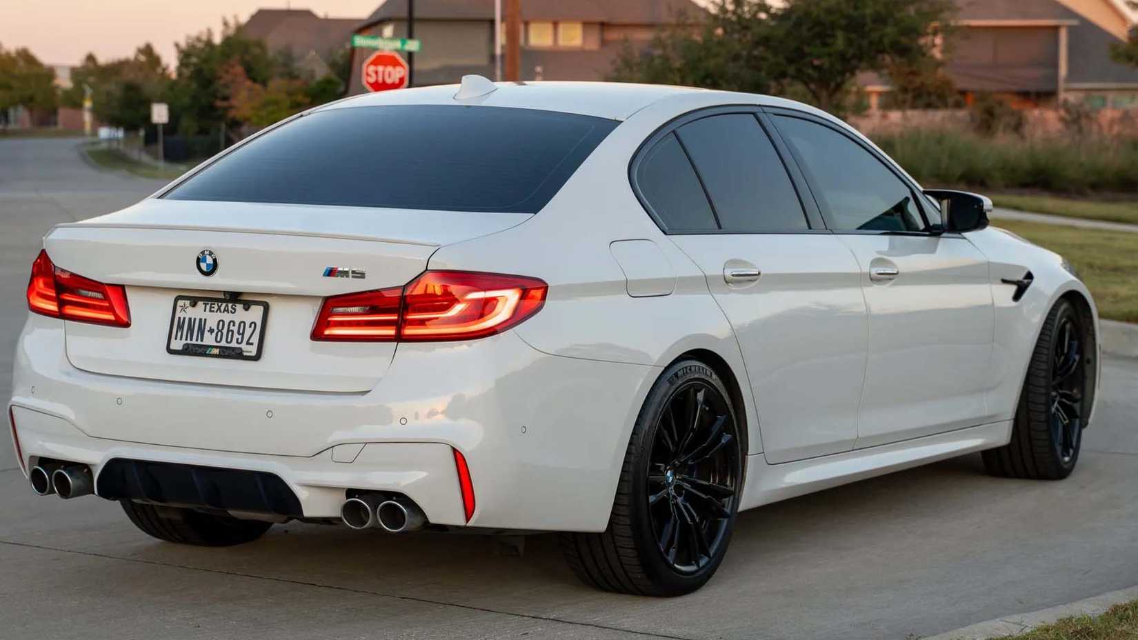 BMW F90 M5 luz suave traseira de três quartos