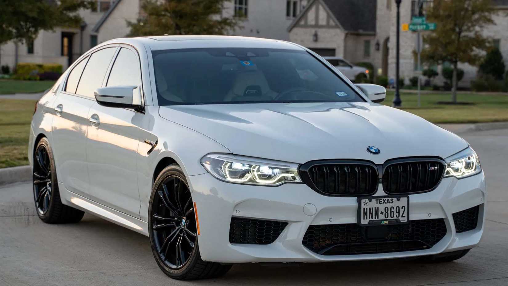 Visão de três quartos do BMW F90 M5 nítida