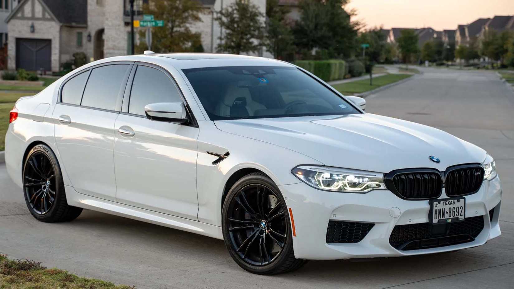 BMW F90 M5 three quarter view soft light