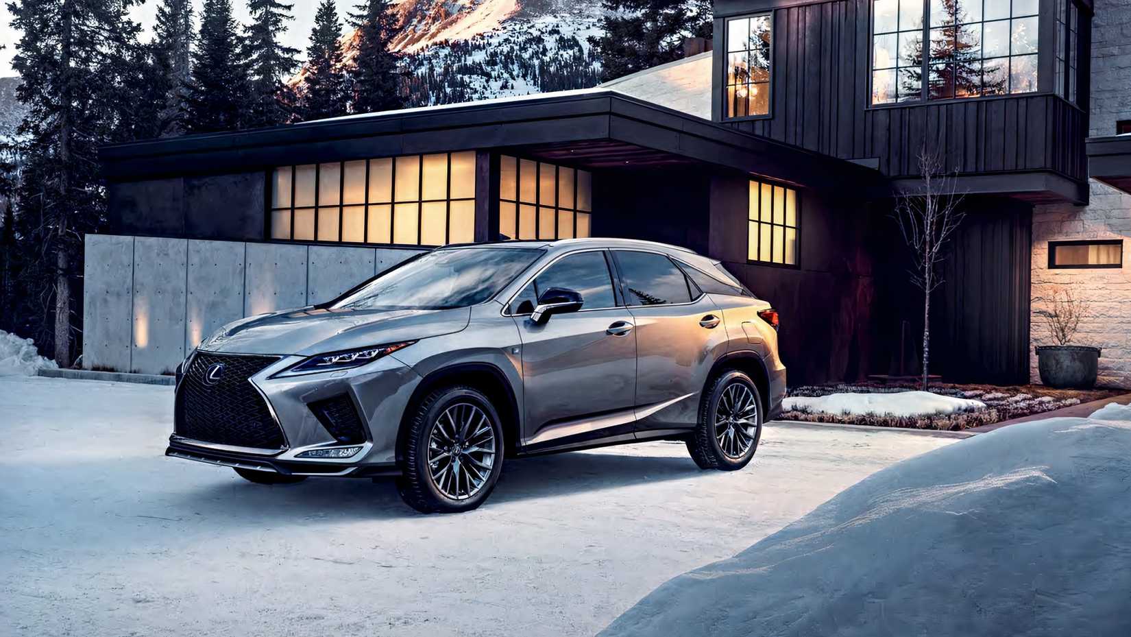 2022 Lexus RX 350, foto frontal 3/4 estacionada em frente a uma casa