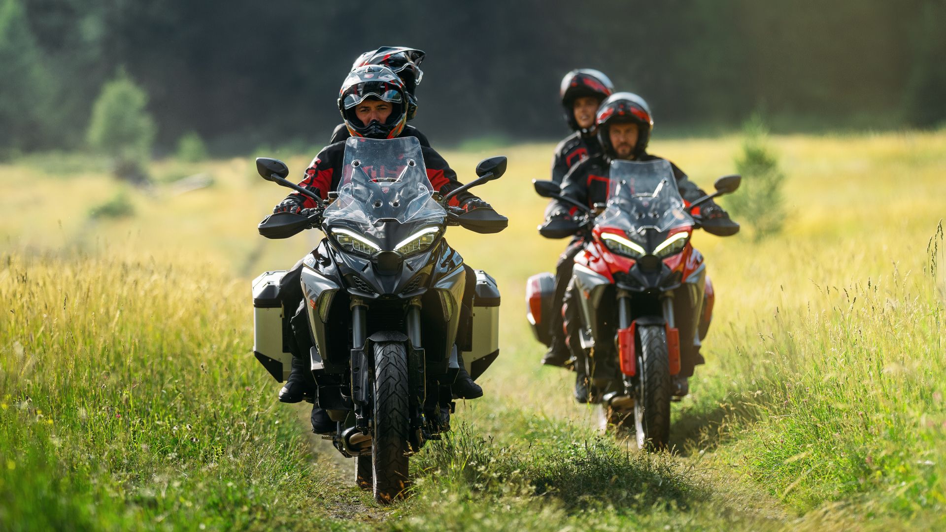 Pilotos off-road nas Ducati Multistrada V4 totalmente equipadas