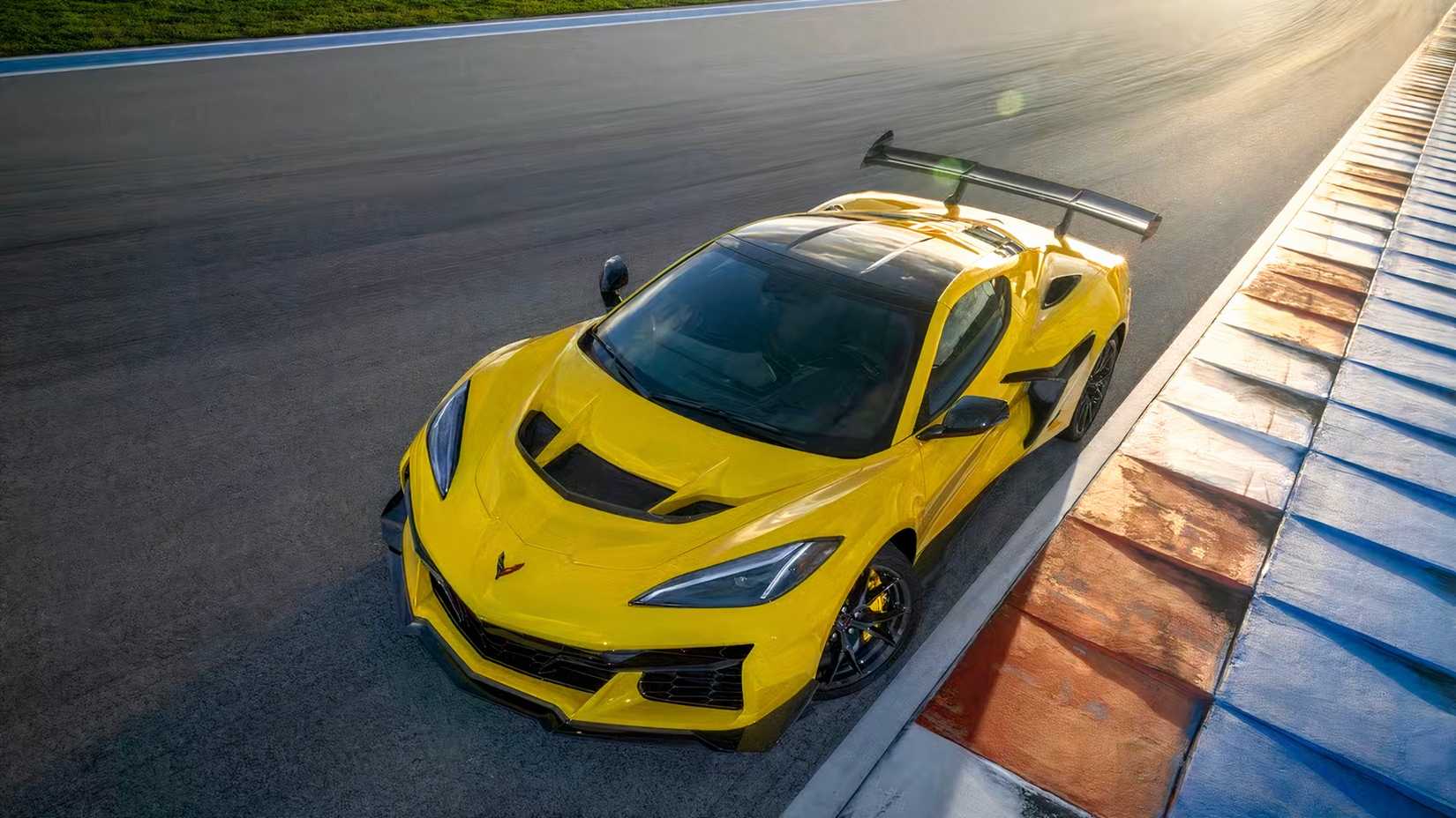2026 Chevrolet-C8-Corvette-ZR1-Coupe-Competition-Yellow
