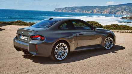 Um BMW M2 2026 estacionado perto do oceano