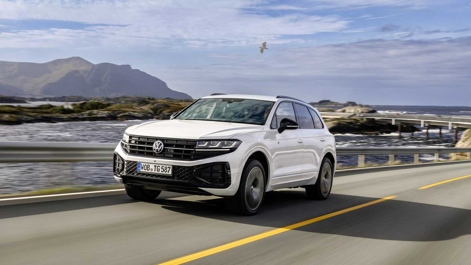 2025 Volkswagen Touareg White