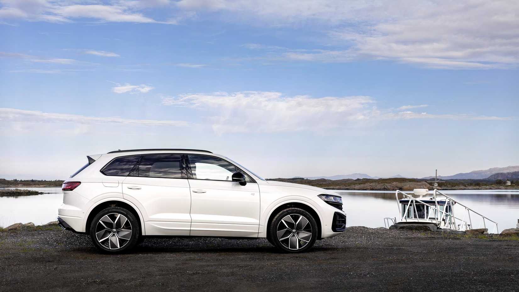 2025 Volkswagen Touareg White