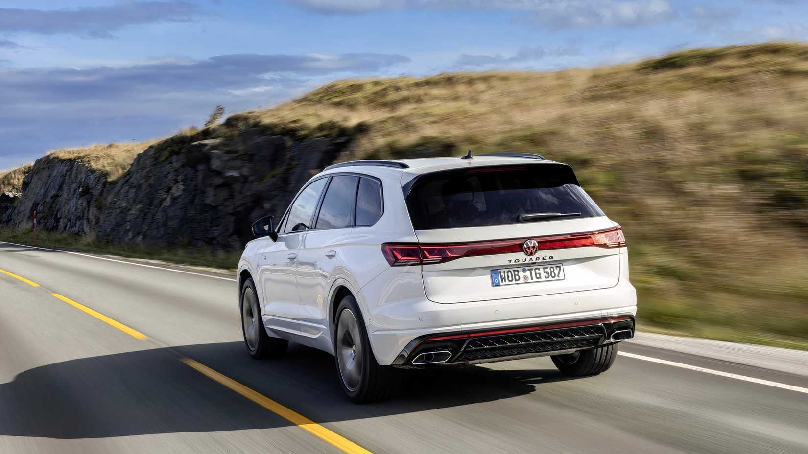 2025 Volkswagen Touareg White