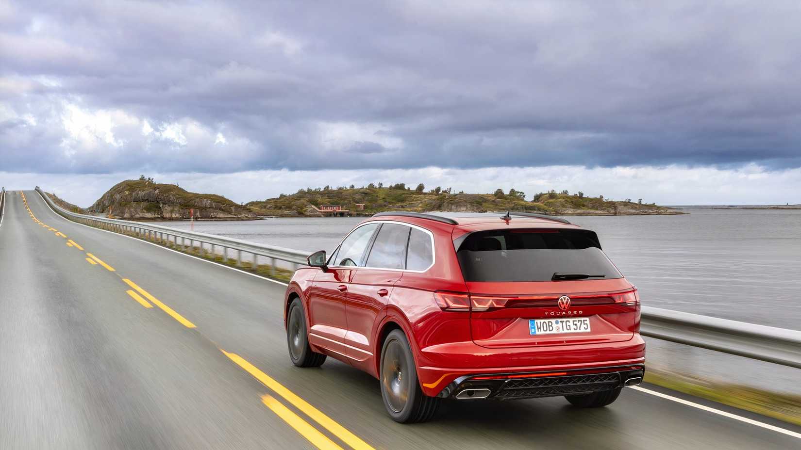 2025 Volkswagen Touareg Red