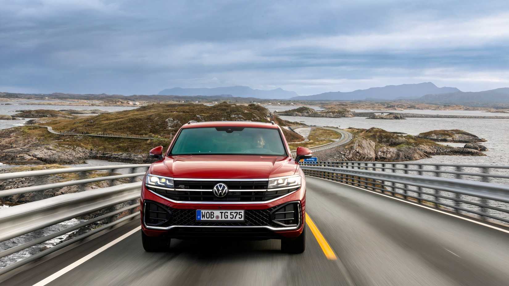 2025 Volkswagen Touareg Red